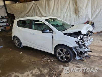 Czwarte zdjęcie samochodu z boku: 2013 CHEVROLET SONIC RS VIN:1G1JG6SBXD4215345 - miniatura