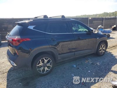 Trzecie zdjęcie samochodu z tyłu: 2023 KIA SELTOS EX VIN:KNDERCAA8P7389783 - miniatura