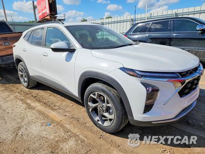 Czwarte zdjęcie samochodu z boku: 2025 CHEVROLET TRAX 1LT VIN:KL77LHEP1SC199200 - miniatura