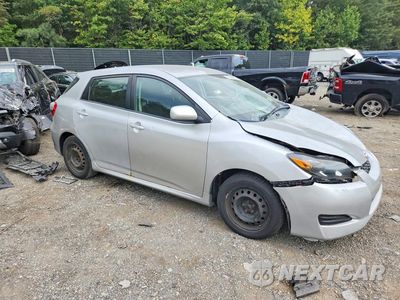Czwarte zdjęcie samochodu z boku: 2010 TOYOTA MATRIX BASE VIN:2T1KU4EE0AC330866 - miniatura