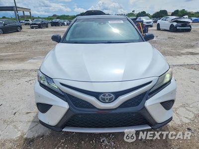 Piąte zdjęcie samochodu w środku: 2018 TOYOTA CAMRY XSE VIN:4T1B61HK9JU157311 - miniatura