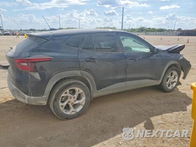Trzecie zdjęcie samochodu z tyłu: 2025 CHEVROLET TRAX LS VIN:KL77LFEP3SC340319 - miniatura