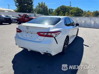 Trzecie zdjęcie samochodu z tyłu: 2018 TOYOTA CAMRY SE VIN:4T1B11HK8JU567855 - miniatura