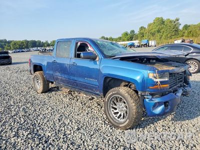 Czwarte zdjęcie samochodu z boku: 2018 CHEVROLET SILVERADO K1500 LT VIN:3GCUKREC3JG127311 - miniatura