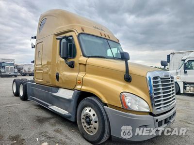 Czwarte zdjęcie samochodu z boku: 2016 FREIGHTLINER CASCADIA 125 SEMI TRUCK VIN:3AKJGLD58GSGU5365 - miniatura