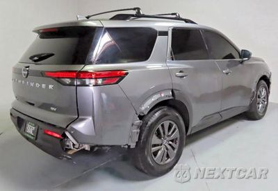 Trzecie zdjęcie samochodu z tyłu: 2022 NISSAN PATHFINDER SV VIN:5N1DR3BA2NC240232 - miniatura