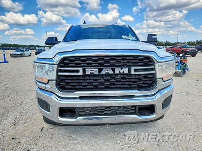 Piąte zdjęcie samochodu w środku: 2022 RAM 2500 BIG HORN/LONE STAR VIN:3C6UR5DJ8NG137379 - miniatura