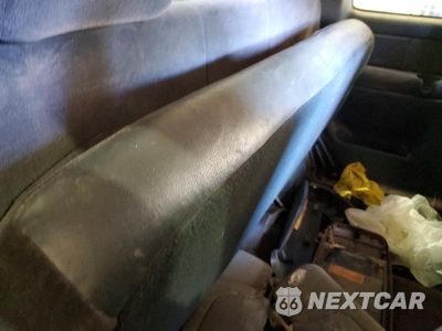 Zdjęcie 10 z 12 samochodu: 2000 CHEVROLET SILVERADO K1500 VIN:2GCEK19T0Y1222444 - miniatura