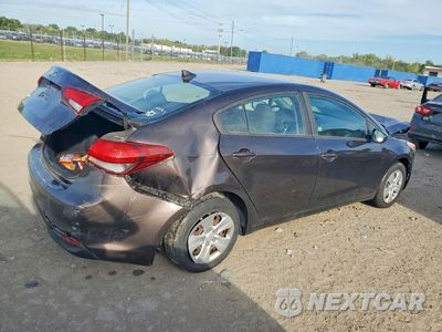 Trzecie zdjęcie samochodu z tyłu: 2017 KIA FORTE LX VIN:3KPFL4A74HE159658 - miniatura