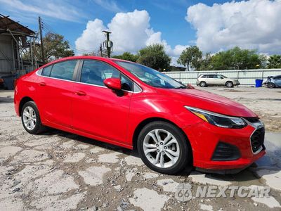 Czwarte zdjęcie samochodu z boku: 2019 CHEVROLET CRUZE LT VIN:1G1BE5SM0K7127910 - miniatura