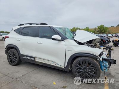 Czwarte zdjęcie samochodu z boku: 2023 KIA SELTOS NIGHTFALL VIN:KNDEUCA22P7404916 - miniatura