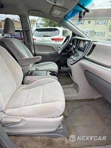 Zdjęcie 6 z 11 samochodu: 2017 TOYOTA SIENNA LE VIN:5TDKZ3DC2HS827477 - miniatura