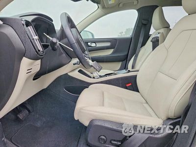 Zdjęcie 7 z 12 samochodu: 2025 VOLVO XC40 PLUS VIN:YV4L12UE5S2570897 - miniatura