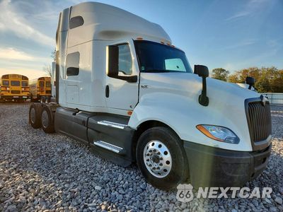 Czwarte zdjęcie samochodu z boku: 2022 INTERNATIONAL LT625 SEMI TRUCK VIN:3HSDZAPR8NN598345 - miniatura
