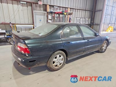 Trzecie zdjęcie samochodu z tyłu: 1996 HONDA ACCORD EX VIN:1HGCE6675TA016863 - miniatura