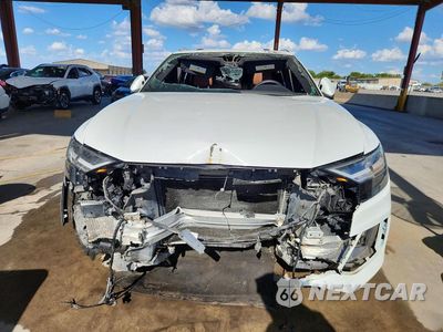 Piąte zdjęcie samochodu w środku: 2019 AUDI Q8 PREMIUM PLUS VIN:WA1BVAF12KD038755 - miniatura