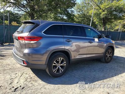 Trzecie zdjęcie samochodu z tyłu: 2017 TOYOTA HIGHLANDER LE VIN:5TDZARFH2HS030440 - miniatura