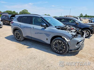Czwarte zdjęcie samochodu z boku: 2026 NISSAN ROGUE DARK ARMOR VIN:5N1BT3BA7TC740067 - miniatura