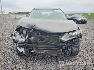 Piąte zdjęcie samochodu w środku: 2017 NISSAN ROGUE S VIN:JN8AT2MV1HW258862 - miniatura