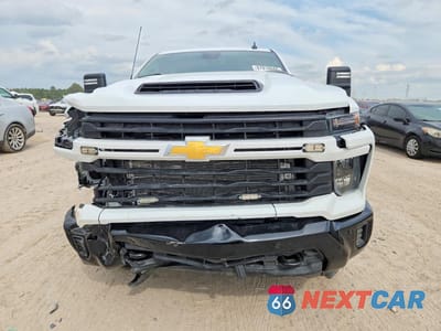 Piąte zdjęcie samochodu w środku: 2026 CHEVROLET SILVERADO K2500 CUSTOM VIN:1GC1KMEY5TF248556 - miniatura