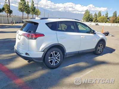 Trzecie zdjęcie samochodu z tyłu: 2018 TOYOTA RAV4 LE VIN:JTMZFREV5JJ733901 - miniatura