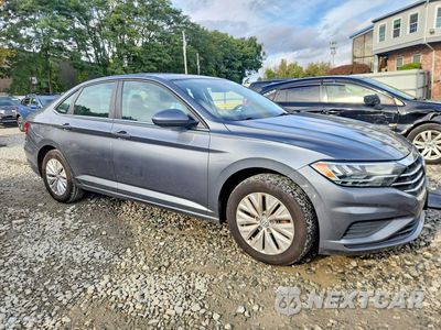 Czwarte zdjęcie samochodu z boku: 2019 VOLKSWAGEN JETTA S VIN:3VWC57BU6KM168553 - miniatura
