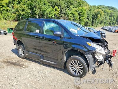 Czwarte zdjęcie samochodu z boku: 2019 TOYOTA SIENNA XLE 8-PASSENGER VIN:5TDYZ3DC6KS011759 - miniatura