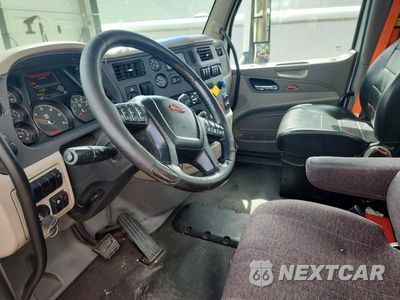Zdjęcie 8 z 12 samochodu: 2019 PETERBILT 579 SEMI TRUCK VIN:1XPBA48XXKD478614 - miniatura