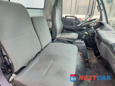Zdjęcie 10 z 12 samochodu: 2004 ISUZU NPR HD BOX TRUCK VIN:4KLB4B1U64J802658 - miniatura