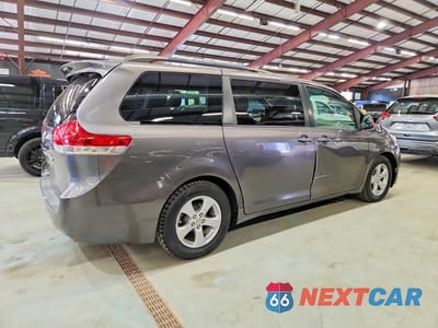 Trzecie zdjęcie samochodu z tyłu: 2012 TOYOTA SIENNA LE VIN:5TDKK3DC9CS250539 - miniatura