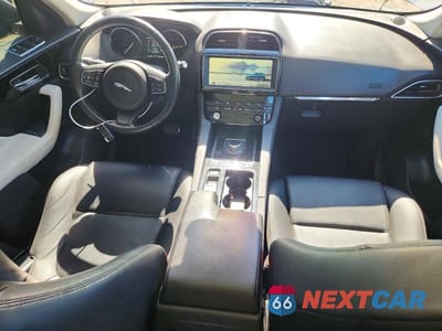 Zdjęcie 8 z 13 samochodu: 2019 JAGUAR F-PACE VIN:SADCS2FX4KA364933 - miniatura