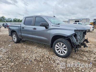 Czwarte zdjęcie samochodu z boku: 2021 CHEVROLET SILVERADO K1500 CUSTOM VIN:3GCPYBEK5MG143587 - miniatura