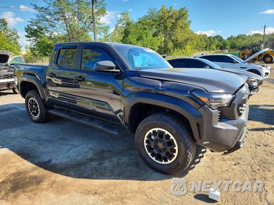Czwarte zdjęcie samochodu z boku: 2026 TOYOTA TACOMA TRD OFF-ROAD VIN:3TMLB5JN7TM214015 - miniatura