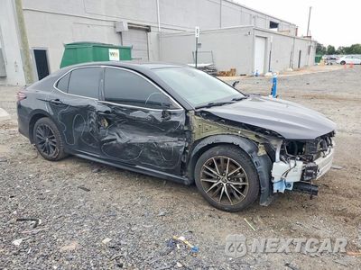 Czwarte zdjęcie samochodu z boku: 2021 TOYOTA CAMRY SE VIN:4T1G11AK2MU512791 - miniatura