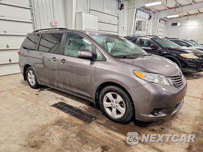 Czwarte zdjęcie samochodu z boku: 2015 TOYOTA SIENNA LE VIN:5TDKK3DCXFS646418 - miniatura