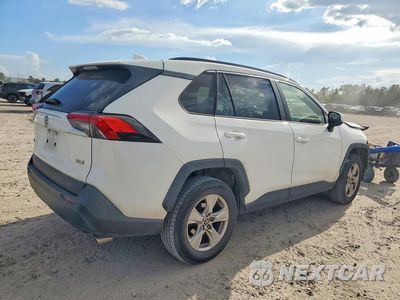 Trzecie zdjęcie samochodu z tyłu: 2020 TOYOTA RAV4 XLE VIN:JTMW1RFV3LD061032 - miniatura