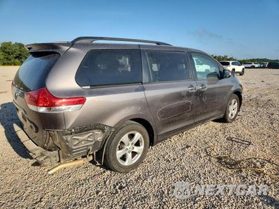 Trzecie zdjęcie samochodu z tyłu: 2013 TOYOTA SIENNA LE VIN:5TDKK3DC8DS330691 - miniatura