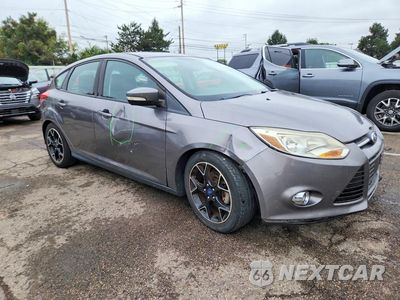 Czwarte zdjęcie samochodu z boku: 2014 FORD FOCUS SE VIN:1FADP3K22EL166058 - miniatura