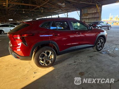 Trzecie zdjęcie samochodu z tyłu: 2025 CHEVROLET TRAX 1LT VIN:KL77LHEP5SC197532 - miniatura