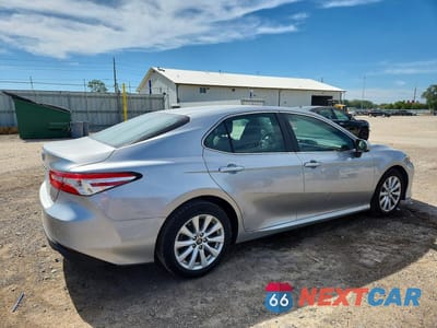 Trzecie zdjęcie samochodu z tyłu: 2018 TOYOTA CAMRY LE VIN:4T1B11HK6JU145132 - miniatura
