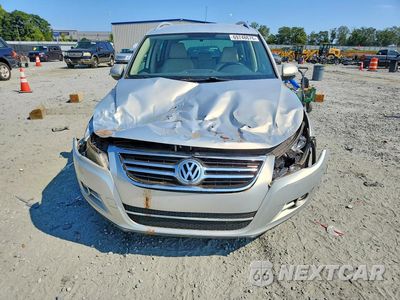 Piąte zdjęcie samochodu w środku: 2011 VOLKSWAGEN TIGUAN S VIN:WVGAV7AX8BW522364 - miniatura