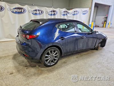 Trzecie zdjęcie samochodu z tyłu: 2026 MAZDA 3 PREFERRED VIN:JM1BPALL3T1862420 - miniatura