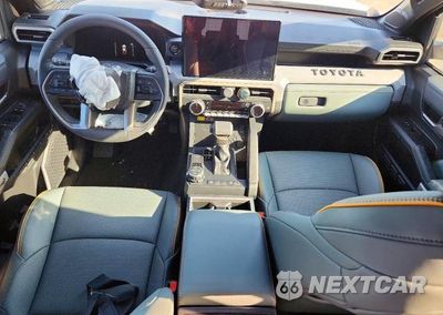 Zdjęcie 8 z 12 samochodu: 2026 TOYOTA TACOMA TRAILHUNTER HV VIN:3TYLC5LN0TT061492 - miniatura