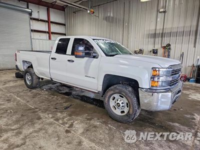 Czwarte zdjęcie samochodu z boku: 2018 CHEVROLET SILVERADO K2500 HEAVY DUTY VIN:1GC2KUEG2JZ269324 - miniatura
