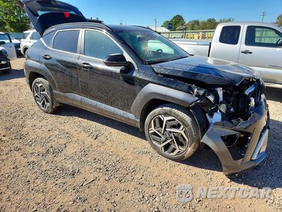 Czwarte zdjęcie samochodu z boku: 2026 HYUNDAI KONA SEL PREMIUM VIN:KM8HDCA36TU394324 - miniatura