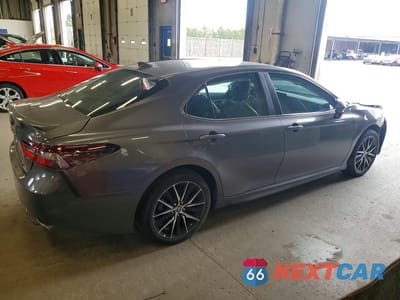 Trzecie zdjęcie samochodu z tyłu: 2022 TOYOTA CAMRY HYBRID SE VIN:4T1G31AK1NU595156 - miniatura