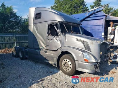 Czwarte zdjęcie samochodu z boku: 2015 VOLVO VN VNL VIN:4V4NC9EH2FN190349 - miniatura