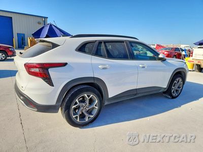 Trzecie zdjęcie samochodu z tyłu: 2024 CHEVROLET TRAX 1LT VIN:KL77LHE21RC124267 - miniatura