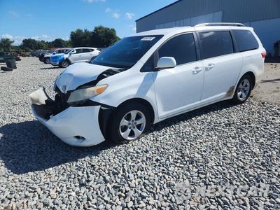 2015 TOYOTA SIENNA LE 5TDKK3DC1FS682479 - główne zdjęcie licytacji z USA - miniatura