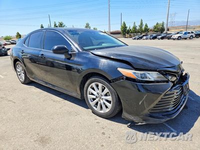Czwarte zdjęcie samochodu z boku: 2018 TOYOTA CAMRY LE VIN:4T1B11HK0JU107864 - miniatura
